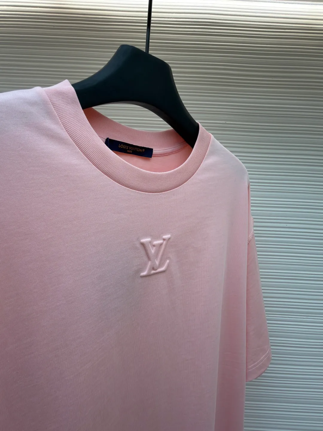 LOUISVUITTON embossed small label T-shirt ●Authentic product: purchased and developed by 6311 ●Item number: 1682337-A00 ●Fabric: pure cotton fabric ●Technology: embossed production ●Version: fitted version ●Weight: about 315 grams ●Size: XS-S-M-L ●Description: Fabric is 40S/2 Double-strand smooth cotton plain weave, dust-free wool processing; matching 40s single-strand combed cotton, 280g cylindrical machine rib. The front panel is stamped and filled. After low-temperature stamping with a steel stamp, the inside is filled with foam cotton. The bottom surface is directly sealed with low-temperature hot melt glue at 80 degrees Celsius. The integrated machine operation makes the relief pattern three-dimensional and full and stylish. High-quality products require natural and beautiful products. The overall wiring is straight and delicate, the fabric is comfortable and soft, and the color is consistent without color difference. It can be matched with the same style to create a fashionable look and control various occasions. Customized accessories, complete with three standards, same style for men and women!